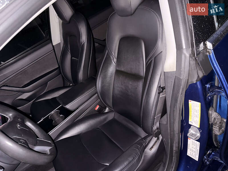 Седан Tesla Model 3 2018 в Ровно