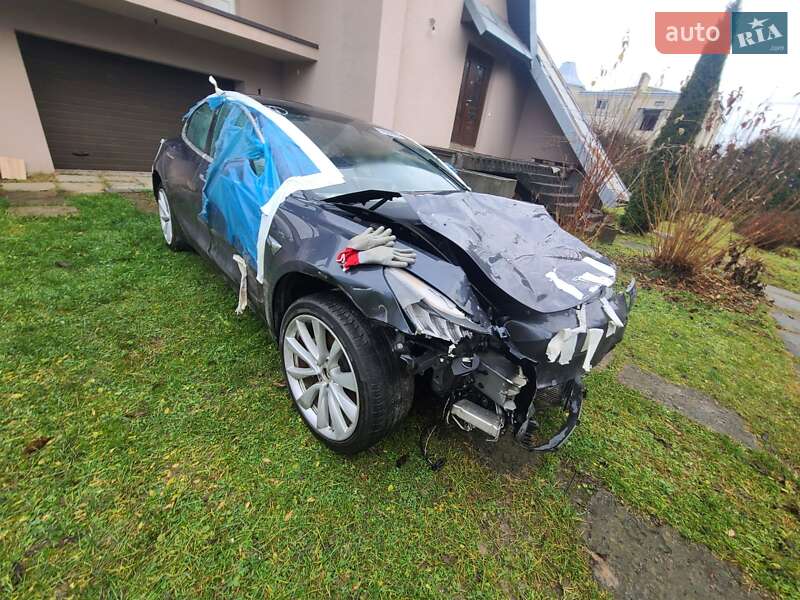 Седан Tesla Model 3 2019 в Львове