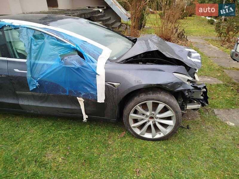 Седан Tesla Model 3 2019 в Львове