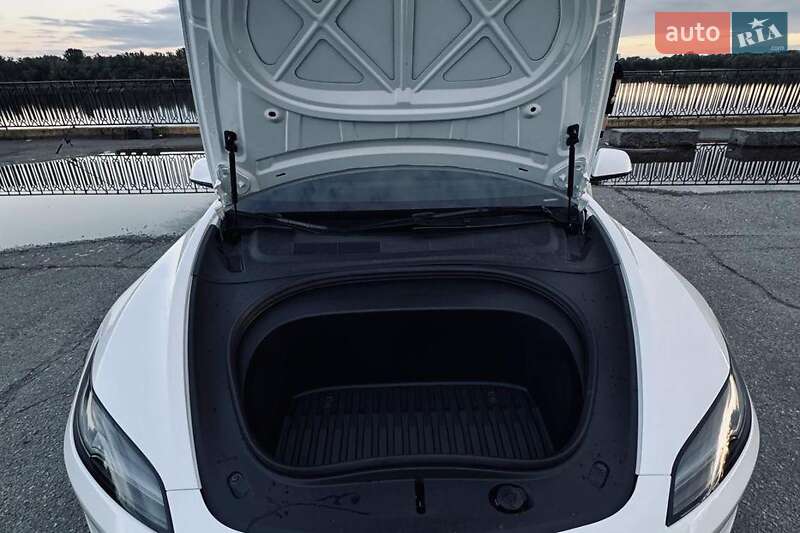 Седан Tesla Model 3 2024 в Киеве