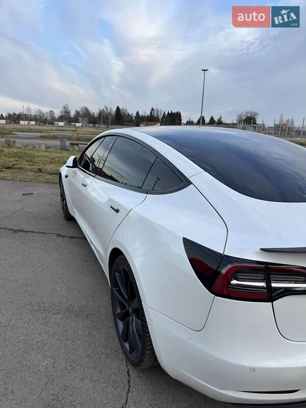 Седан Tesla Model 3 2020 в Львове