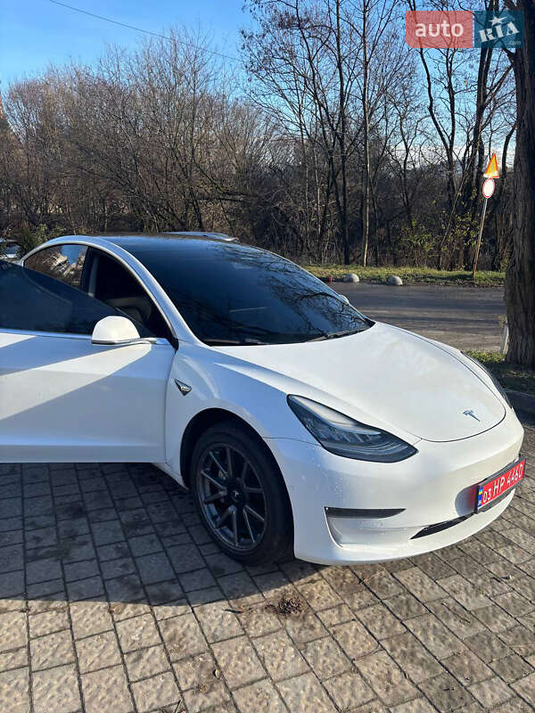 Седан Tesla Model 3 2020 в Львове