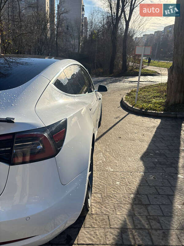 Седан Tesla Model 3 2020 в Львове