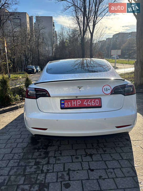 Седан Tesla Model 3 2020 в Львове