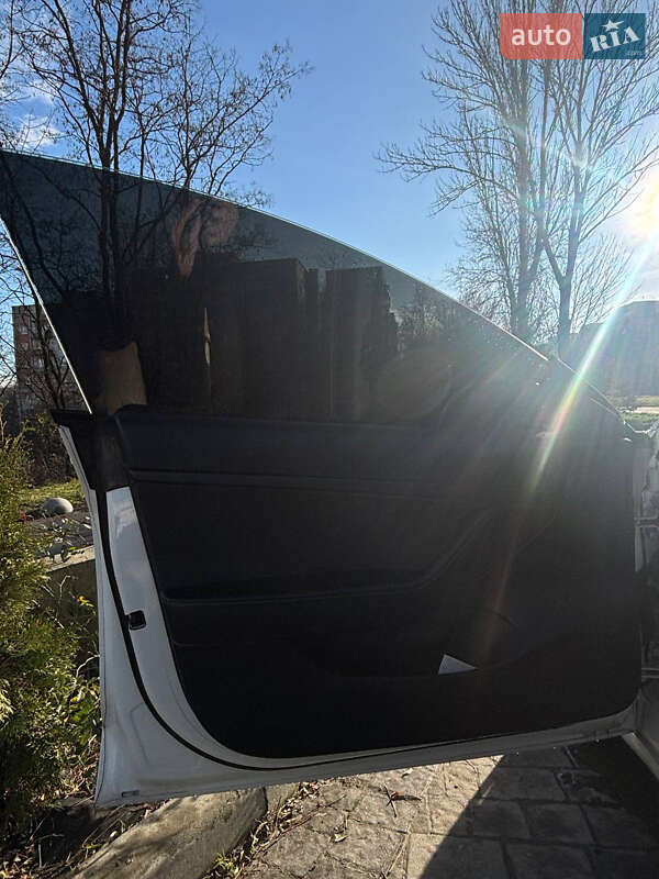 Седан Tesla Model 3 2020 в Львове