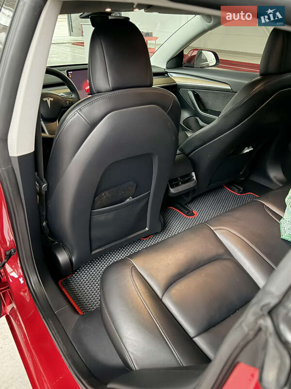 Седан Tesla Model 3 2022 в Ильинцах