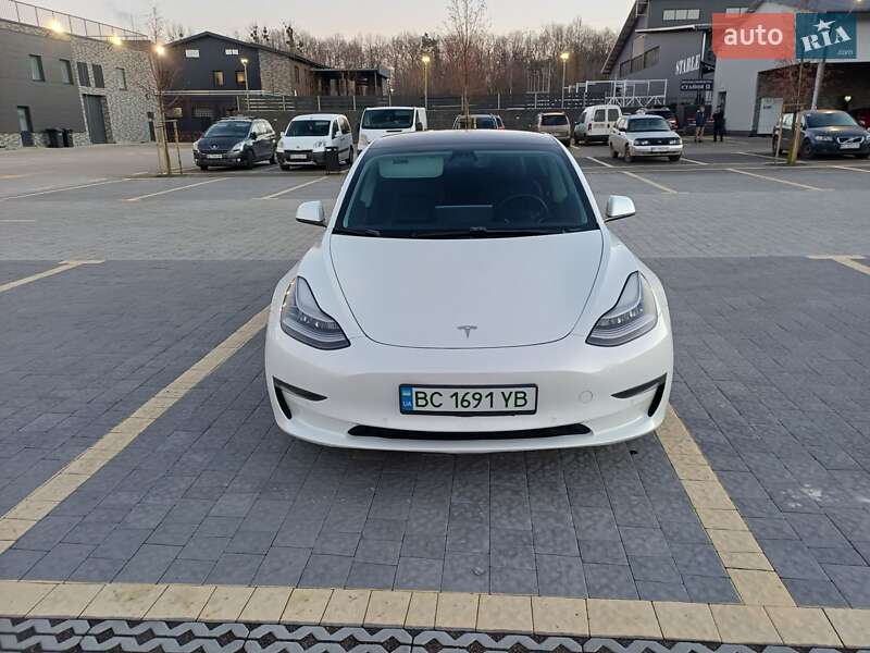 Седан Tesla Model 3 2021 в Львове