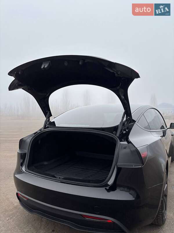 Седан Tesla Model 3 2024 в Ровно