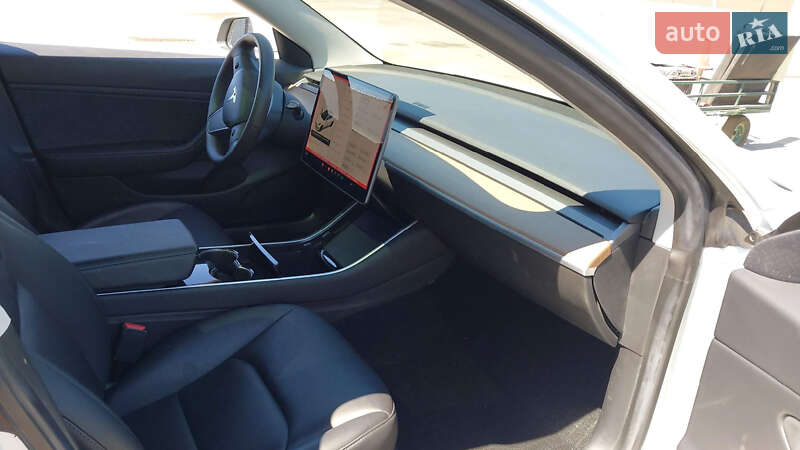 Седан Tesla Model 3 2019 в Львове