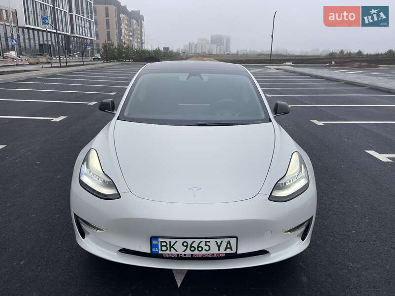 Седан Tesla Model 3 2019 в Ровно