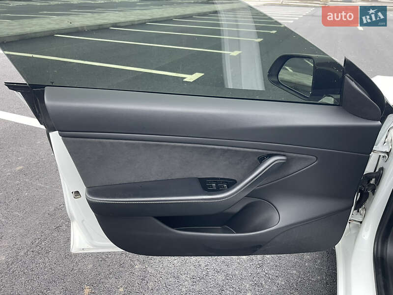 Седан Tesla Model 3 2019 в Ровно