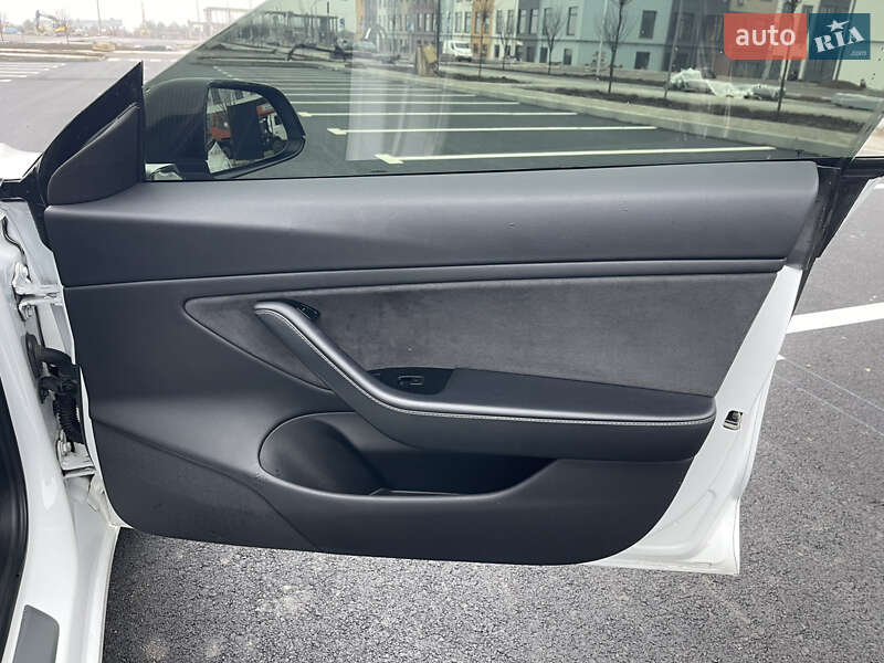 Седан Tesla Model 3 2019 в Ровно