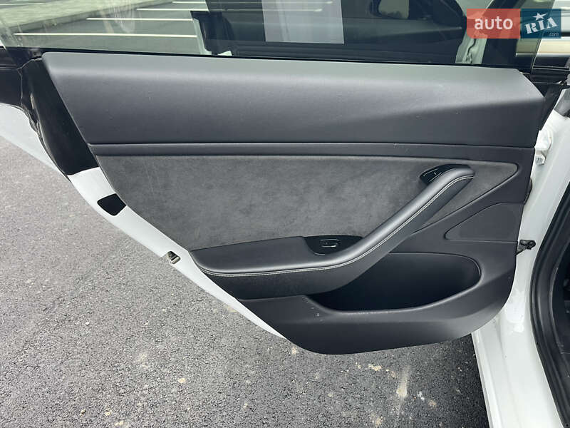 Седан Tesla Model 3 2019 в Ровно