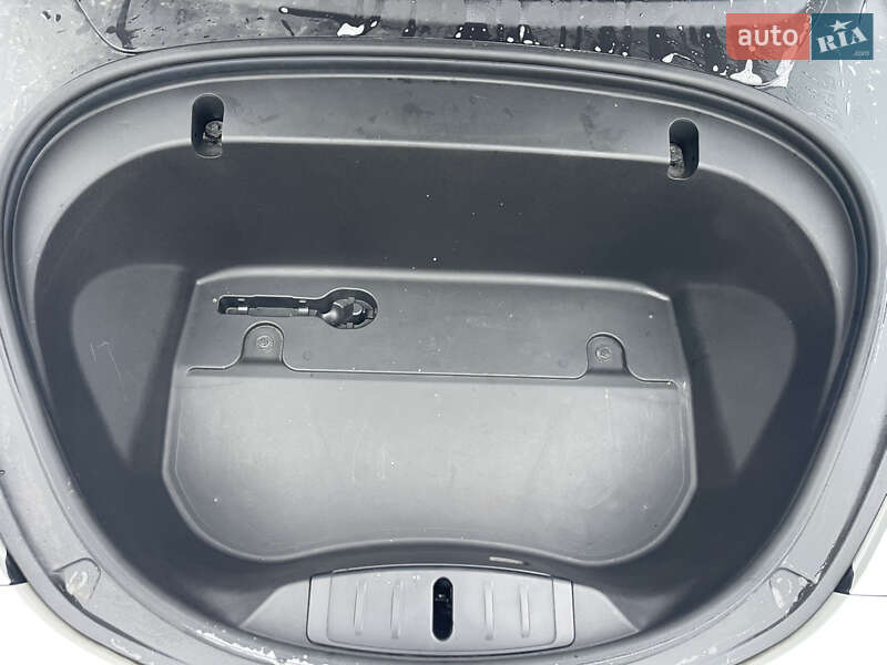 Седан Tesla Model 3 2019 в Ровно