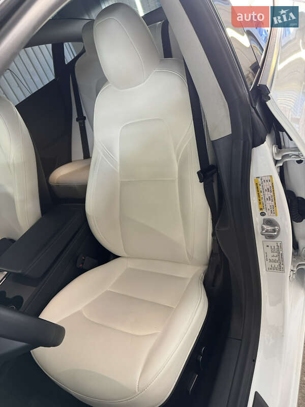 Седан Tesla Model 3 2023 в Ивано-Франковске