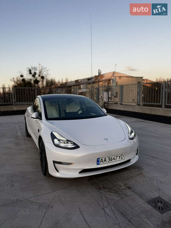 Седан Tesla Model 3 2022 в Киеве
