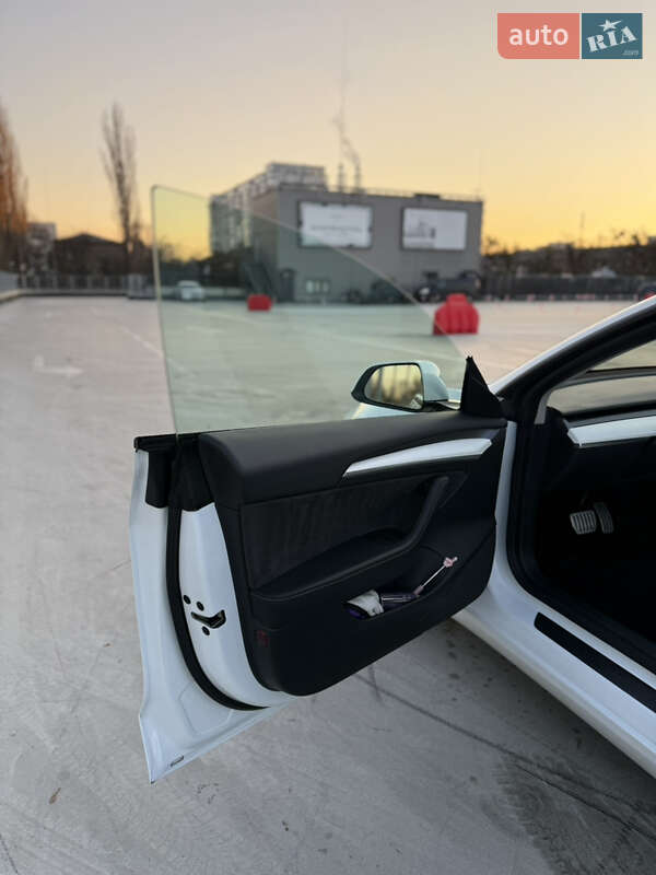 Седан Tesla Model 3 2022 в Киеве