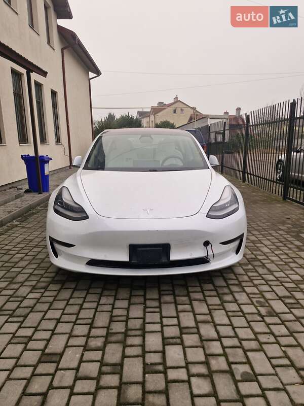 Седан Tesla Model 3 2018 в Львове