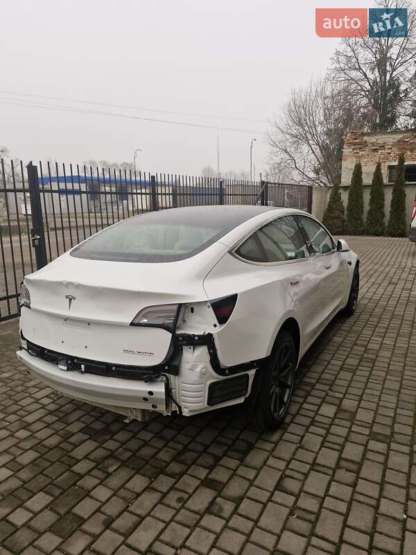 Седан Tesla Model 3 2018 в Львове