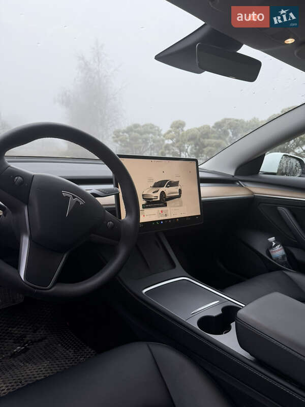 Седан Tesla Model 3 2022 в Черновцах