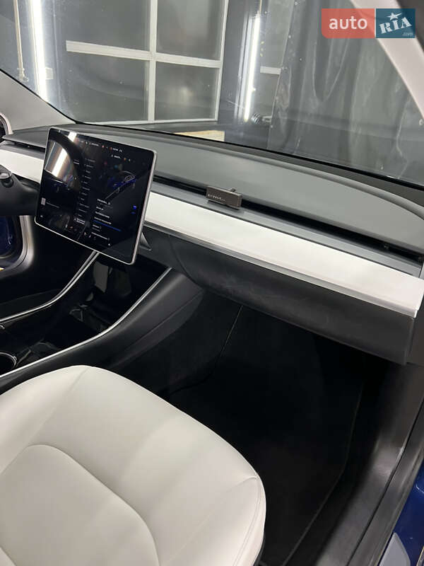 Седан Tesla Model 3 2020 в Киеве