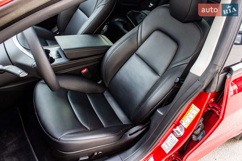 Седан Tesla Model 3 2023 в Львове