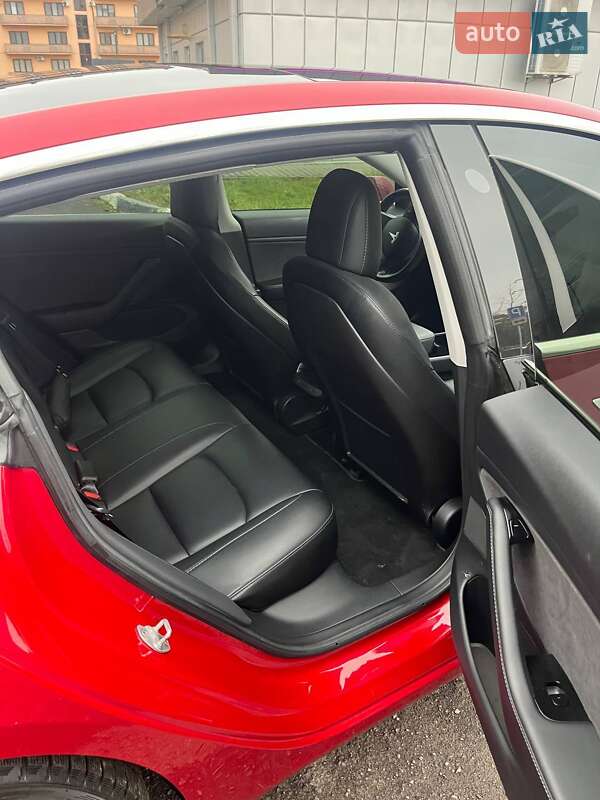 Седан Tesla Model 3 2018 в Ужгороде