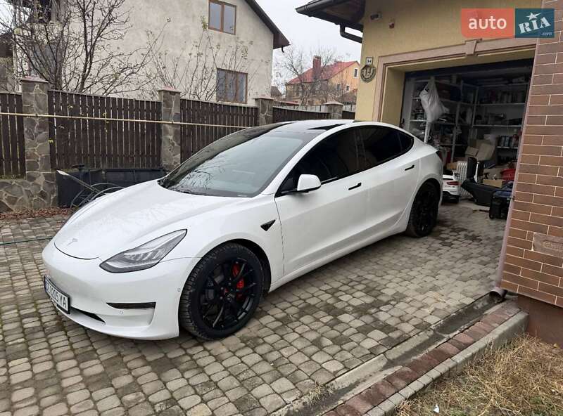 Седан Tesla Model 3 2020 в Черновцах