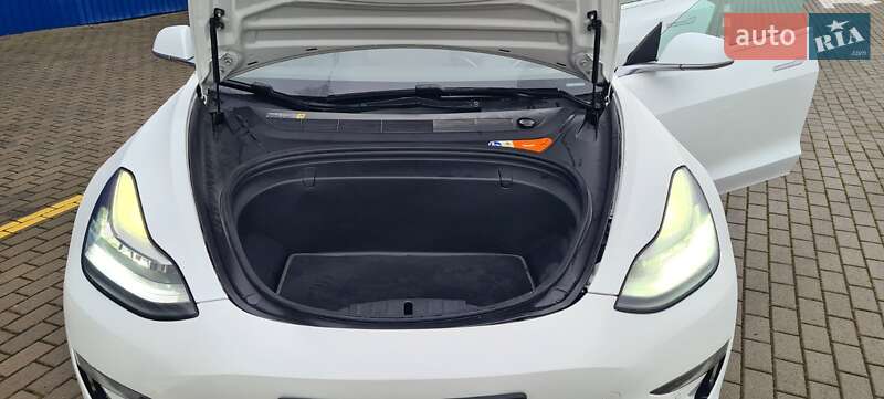 Седан Tesla Model 3 2017 в Нововолынске