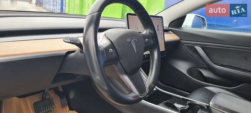 Седан Tesla Model 3 2017 в Нововолынске