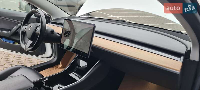 Седан Tesla Model 3 2017 в Нововолынске