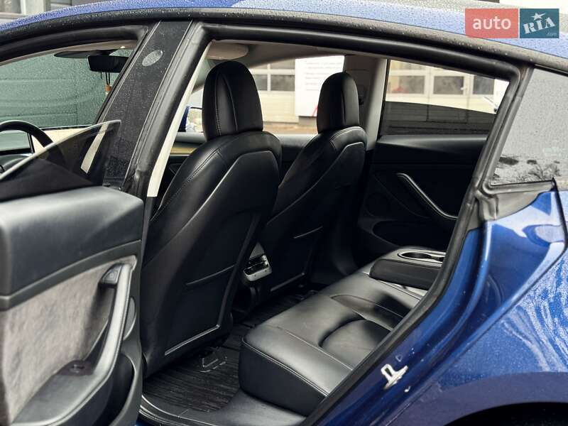 Седан Tesla Model 3 2021 в Киеве