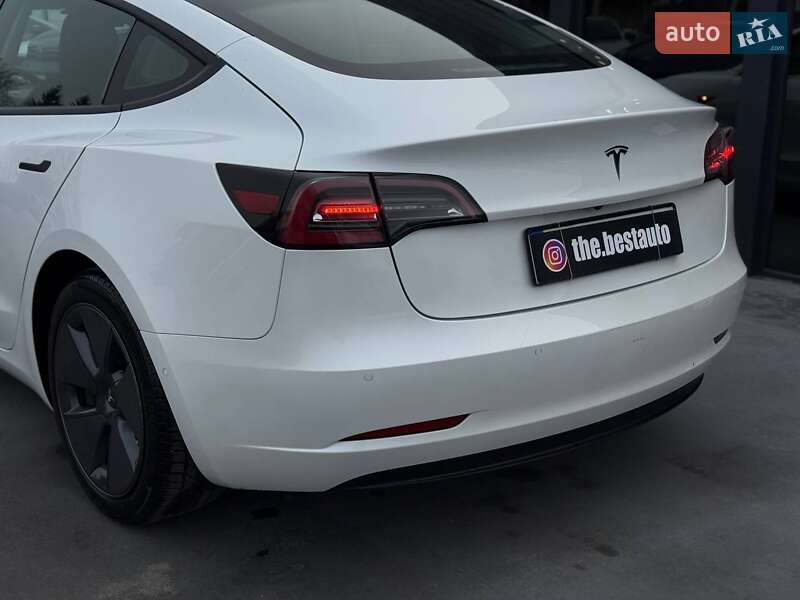 Седан Tesla Model 3 2021 в Ровно