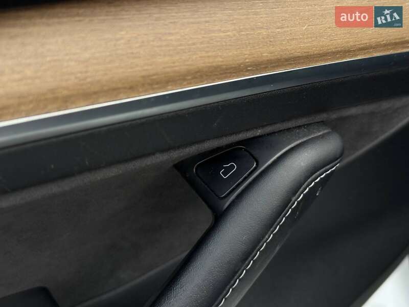 Седан Tesla Model 3 2021 в Ровно