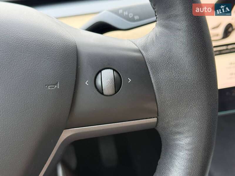 Седан Tesla Model 3 2021 в Ровно