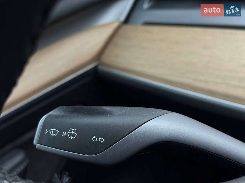 Седан Tesla Model 3 2021 в Ровно