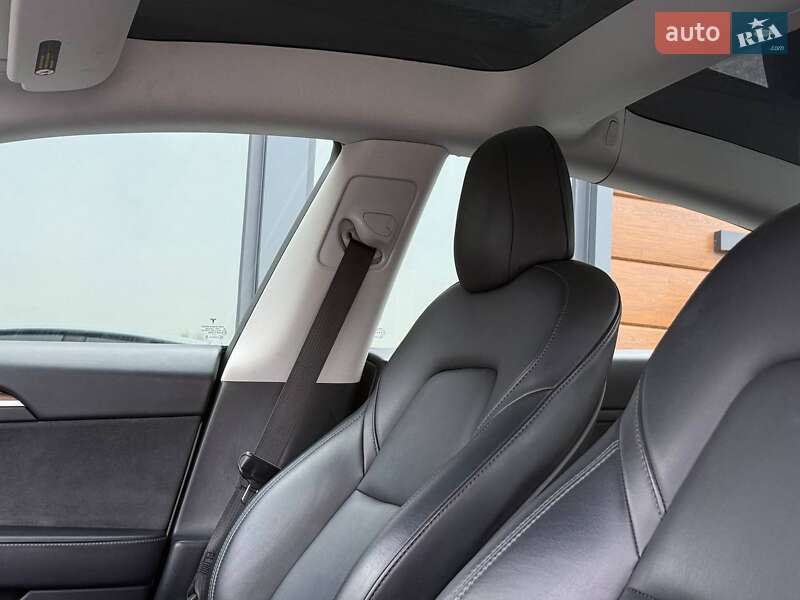 Седан Tesla Model 3 2021 в Ровно