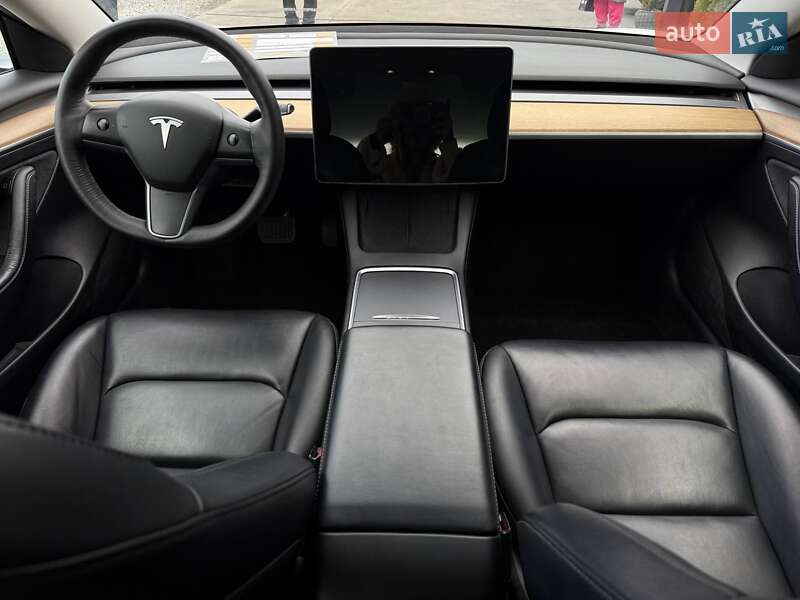 Седан Tesla Model 3 2021 в Ровно