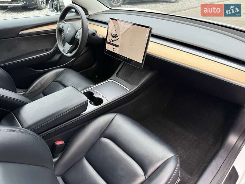 Седан Tesla Model 3 2021 в Ровно