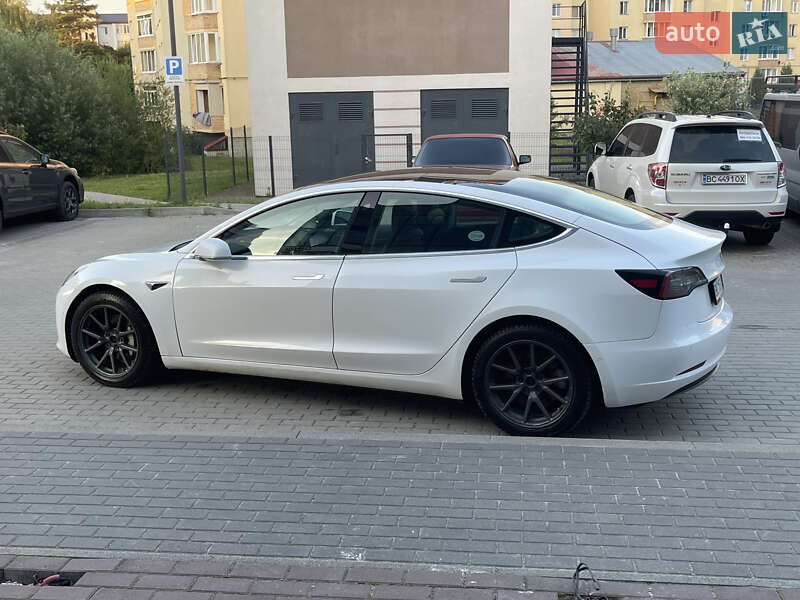 Седан Tesla Model 3 2019 в Новояворовске