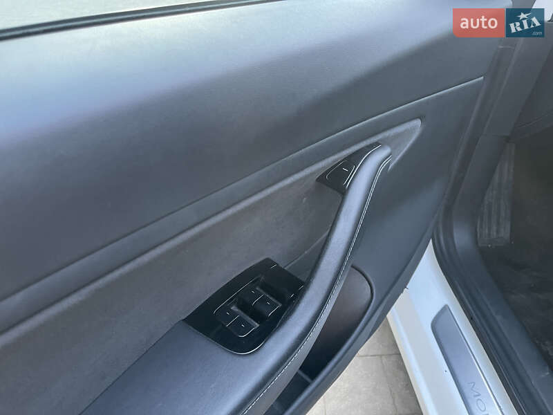 Седан Tesla Model 3 2019 в Новояворовске