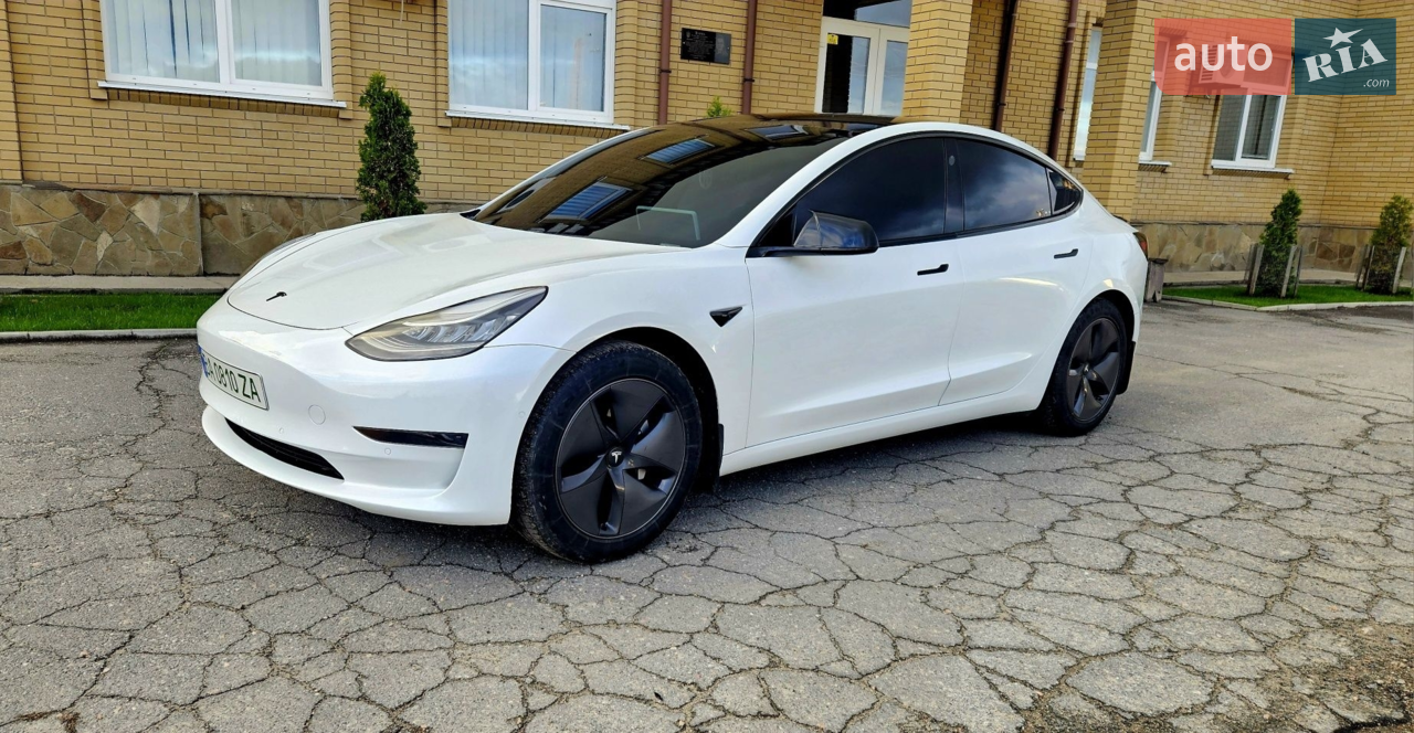Продам tesla model 3. Авто у відмінному стані. 62кВт задній привід. Питання по телефону.