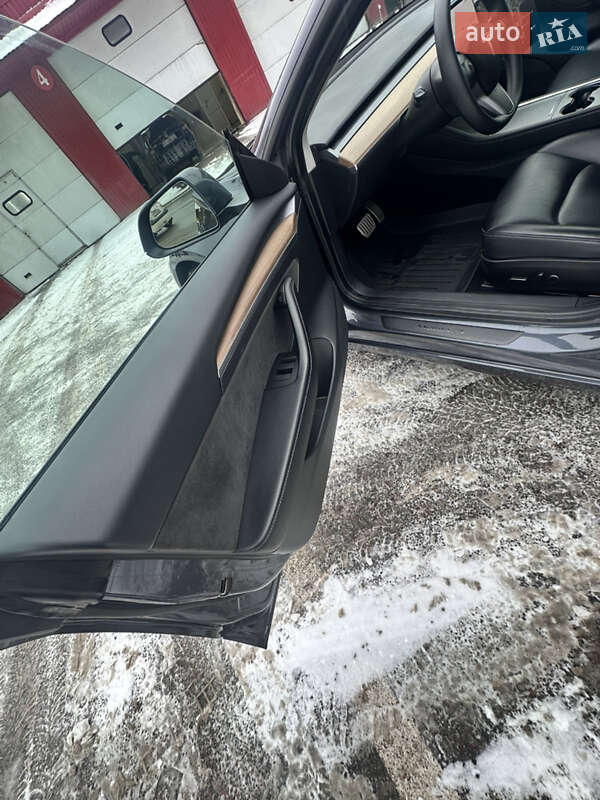 Седан Tesla Model 3 2021 в Вышгороде