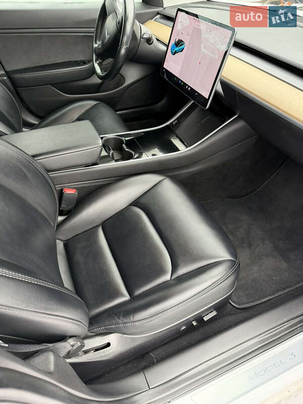 Седан Tesla Model 3 2019 в Ровно
