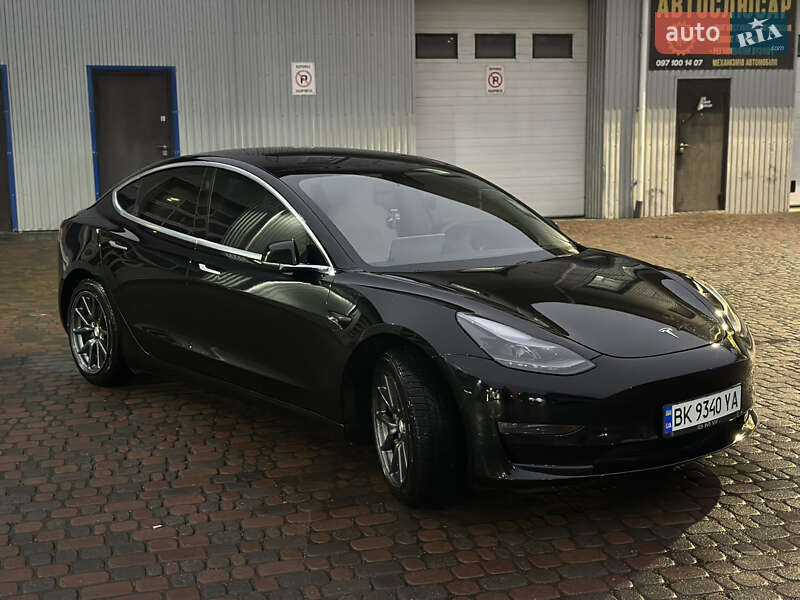 Седан Tesla Model 3 2020 в Ровно