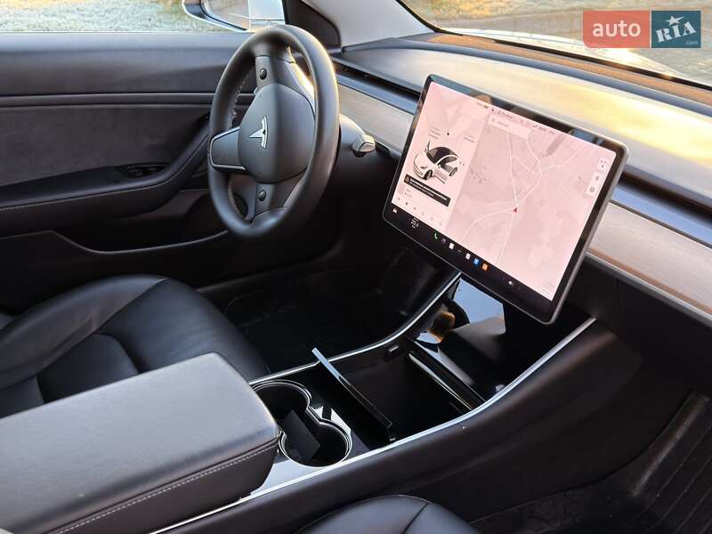 Седан Tesla Model 3 2020 в Киеве
