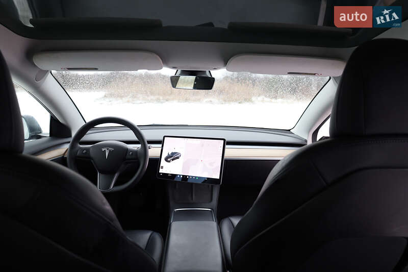 Седан Tesla Model 3 2021 в Новояворовске