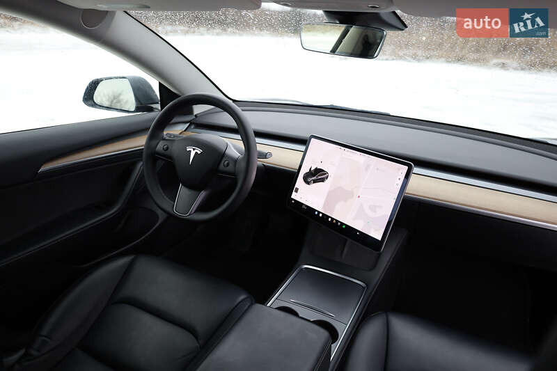 Седан Tesla Model 3 2021 в Новояворовске