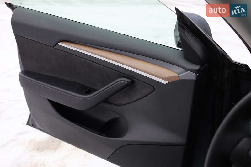 Седан Tesla Model 3 2021 в Новояворовске