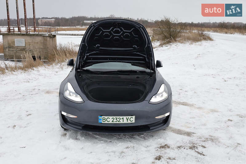 Седан Tesla Model 3 2021 в Новояворовске